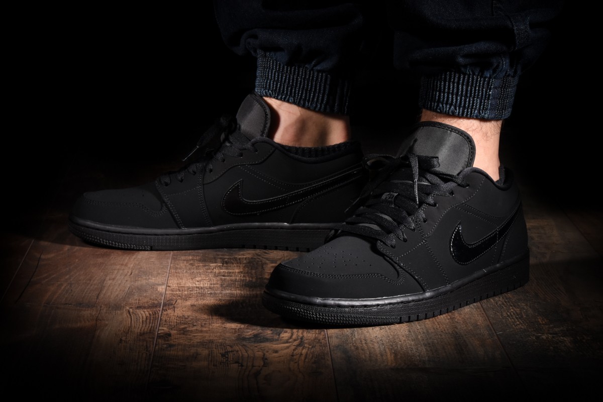 NIKE AIR JORDAN 1 RETRO LOW TRIPLE BLACK