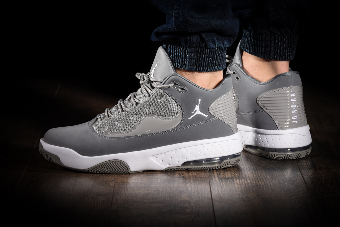 nike air jordan max aura cool grey